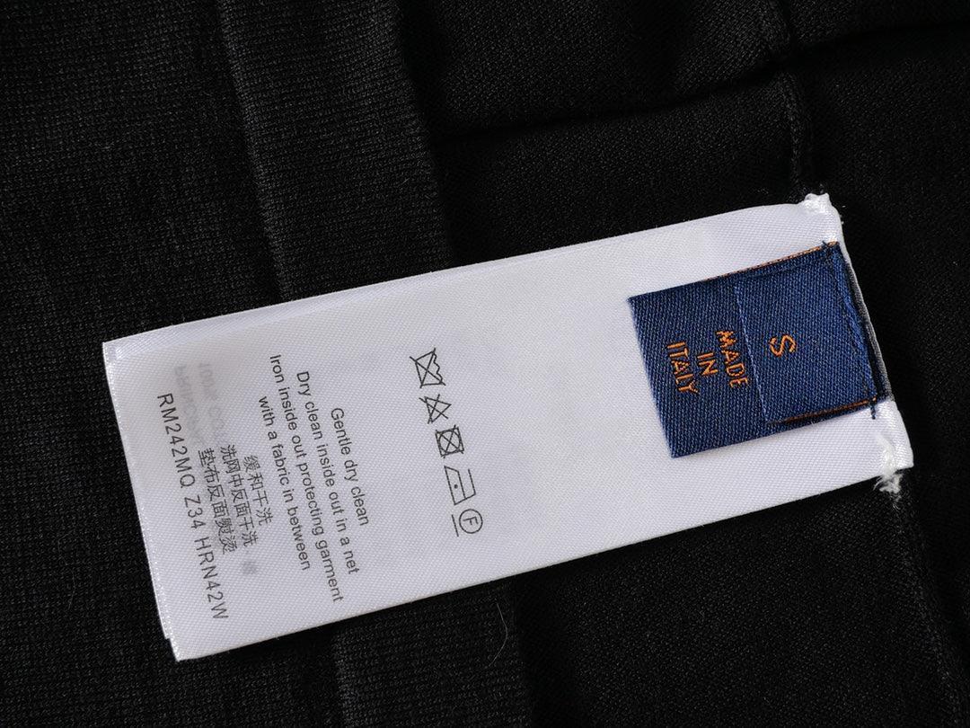 Clothing label with care instructions on a black background Louis Vuitton T-Shirt Without Collar 'Black'